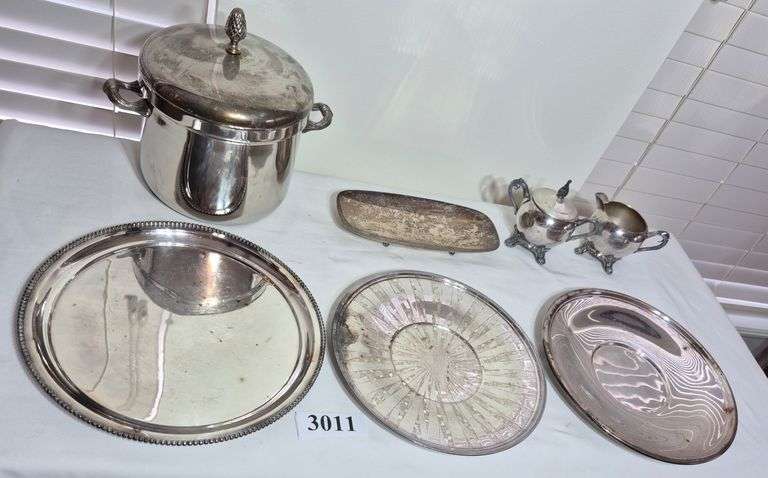 Silverplate plates, ice bucket, cream and sugar, small footed Bowl