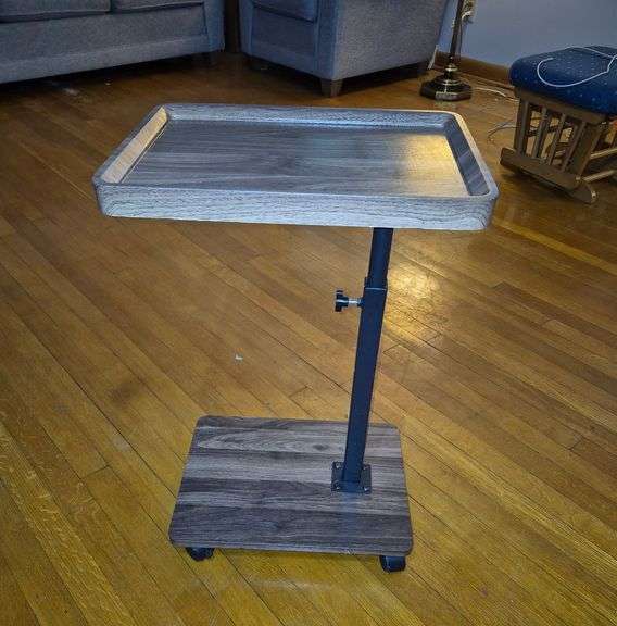 Rolling adjustable height stand