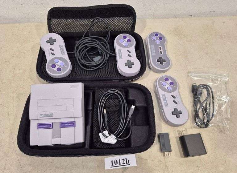 Nintendo SNES console, 4 controllers, case, etc