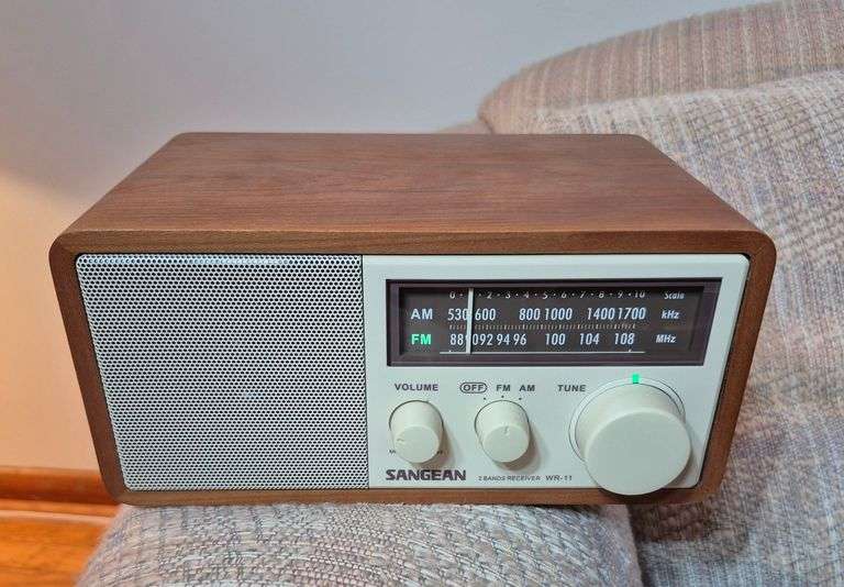 Sangean WR-11 radio