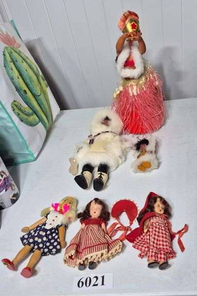 Dolls, hula dancer rotating music box