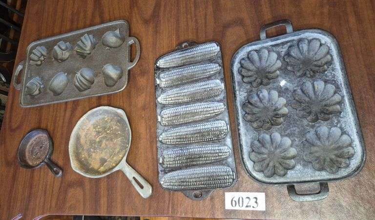 Antique Wagner crusty corn corn stick pan, contemporary cast iron pans