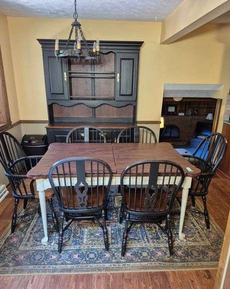 Pennsylvania House dining table with two leaves, custom pads, two arm chairs, four straight chairs, 