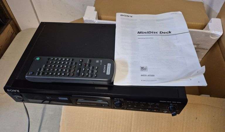 Sony MDS-JE500 MiniDisc deck in box with remote and manual