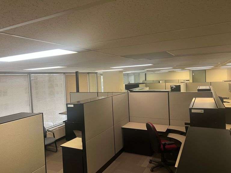 HUGE ONSITE OFFICE FURNITURE AUCTION OVER 3 FLOORS OF / MODULAR