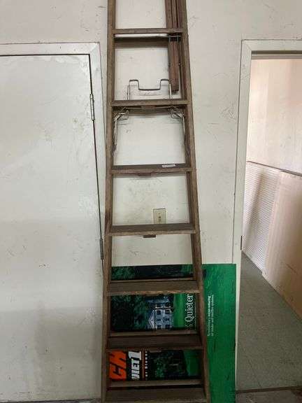 WOOD STEP LADDER