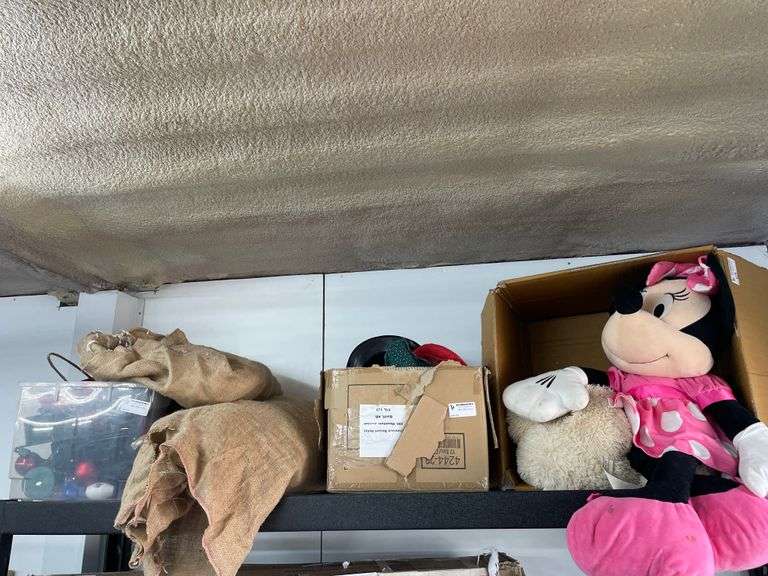 SHELF OF ASSORT. CHRISTMAS DÉCOR