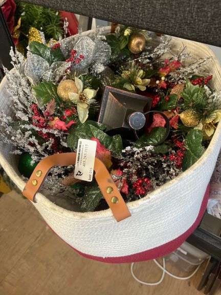 WOVEN BASKET FILLED W/ASSORT. CHRISTMAS DÉCOR