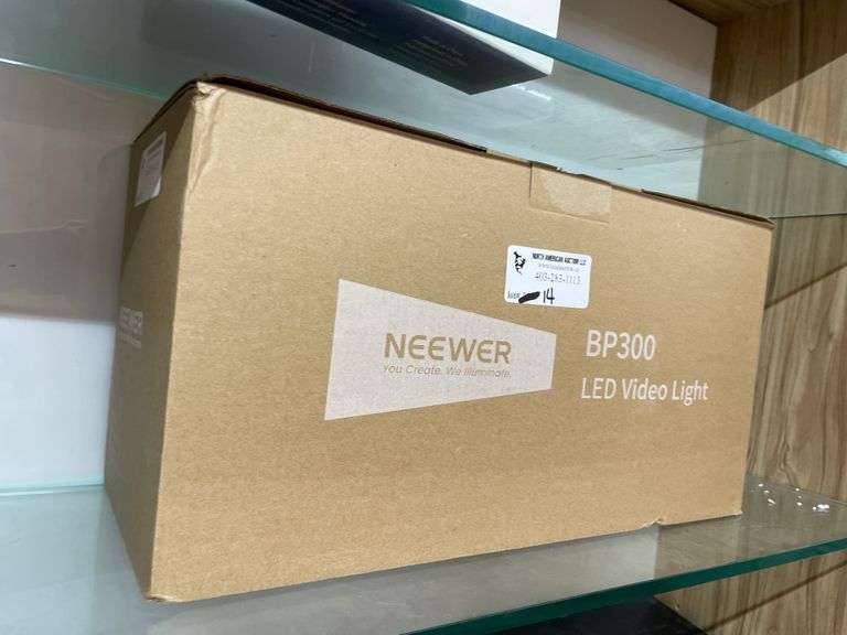 NEEWER BP300 LED VIDEO LIGHT