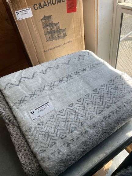 AREA RUG