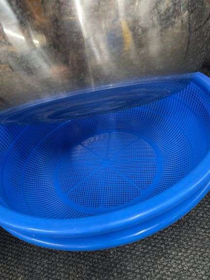 2 XL S.S BOWLS & 2 XL BLUE STRAINERS