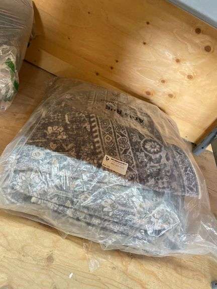 AREA RUG