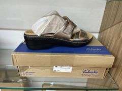 CLARKS WOMENS SANDALS SIZE 9