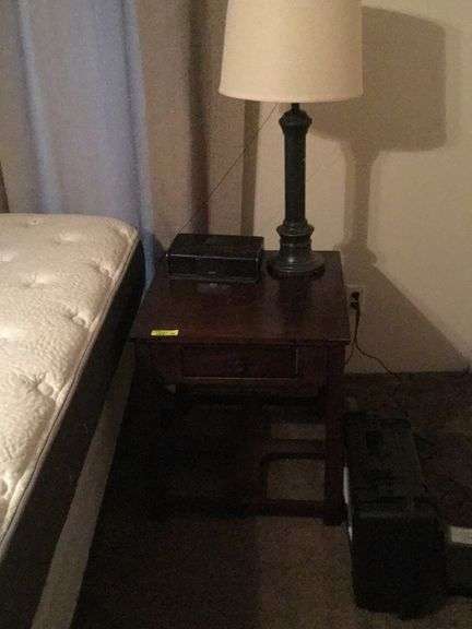 2 Nightstands with a lamp