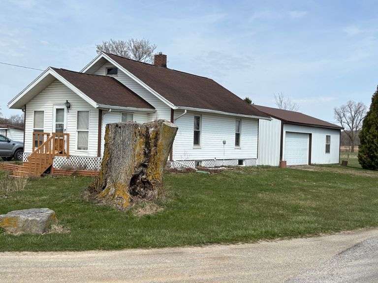 2 Bed 1 Bath with Large Barn for Man Cave or Shop with Great Potential