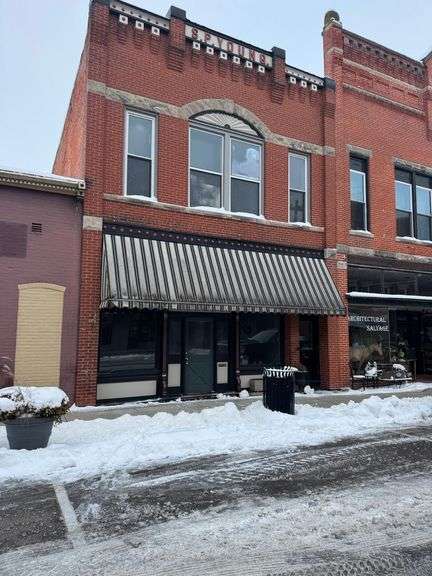 4,000sqft Commercial Building with Retail Space on Main, 2 Bed Apartment Upstairs and Full Basement for Storage