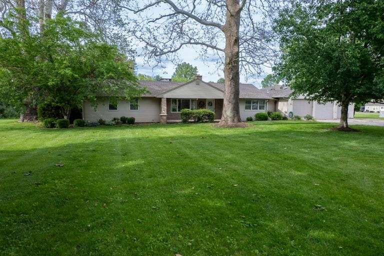 4 Bedroom on 1.72acres w/ 4 Car Garage, extra Heated Garage, Green House and over 2,800sqft Living Space
