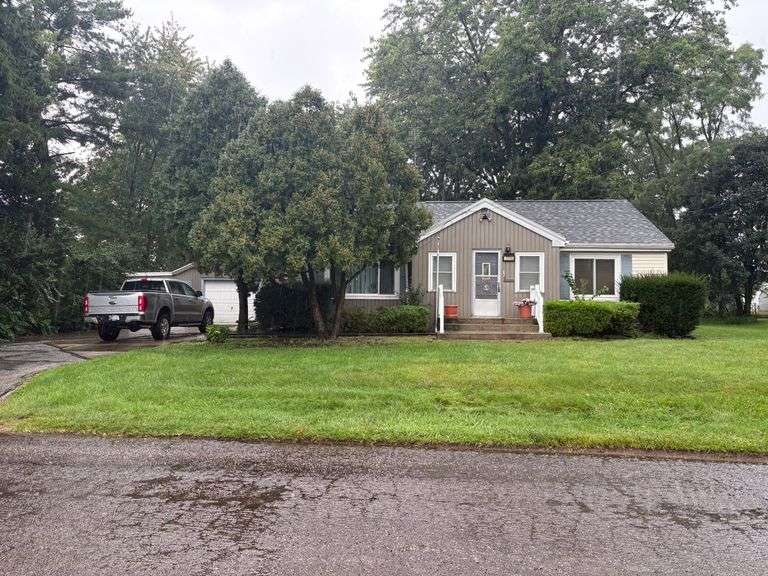 3 Bedroom Home Ready for Investor or Buyer's Fresh Ideas with Lots of Living Space on 0.86 acres