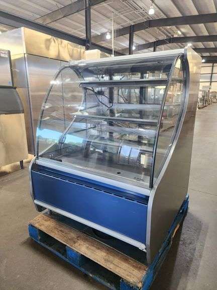 Structural Concepts 39" Refrigerated Curved Bakery Case 115 Volt