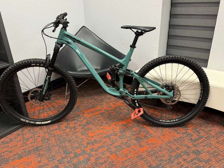 2021 Fuji Auric 1.3 LARGE MTB Mountain BIKE