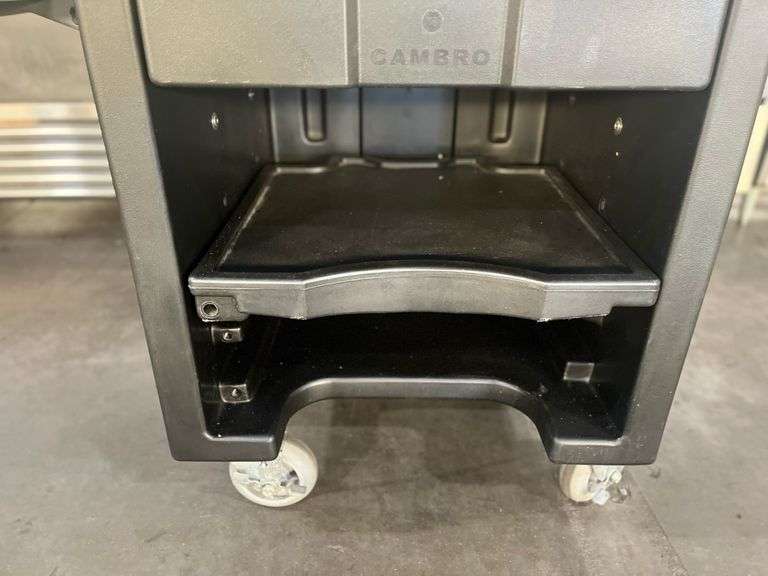 CAMBRO Versa Cart - With Dual Tray Rails, Standard Casters, Black

Ove