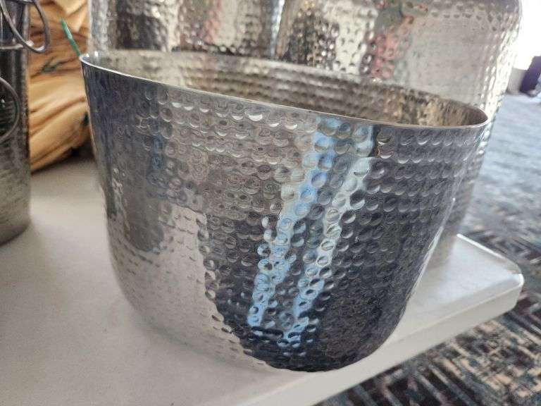Bid x 4 – Hammered Aluminum Beverage / Utility Tubs – 7 ¾ Qt Each