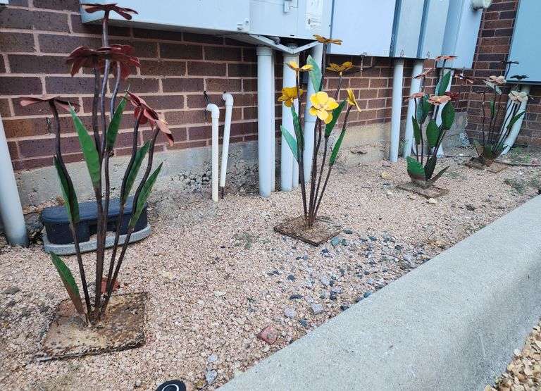 Bid x 4 Rustic Metal Garden Flowers