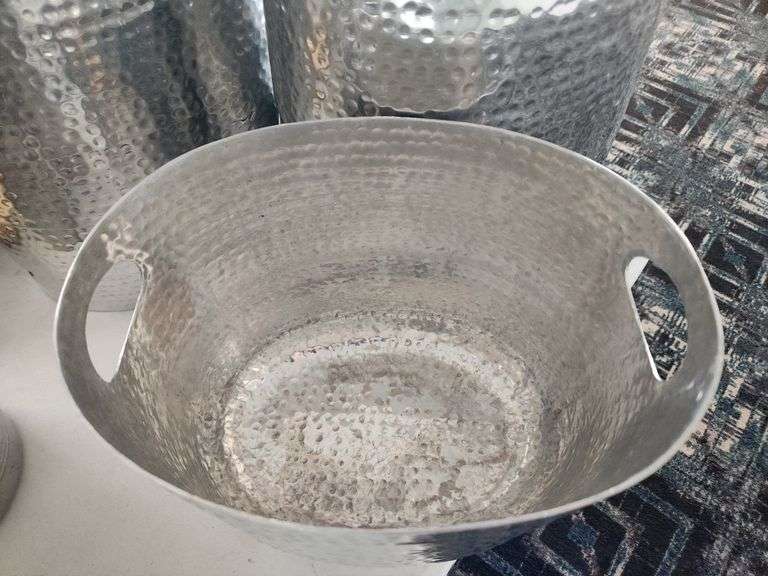 Bid x 4 – Hammered Aluminum Beverage / Utility Tubs – 7 ¾ Qt Each