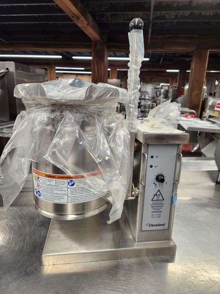 Cleveland KET3T Tabletop Tilting 2/3 Steam Jacketed Electric Kettle – 3 Gallon