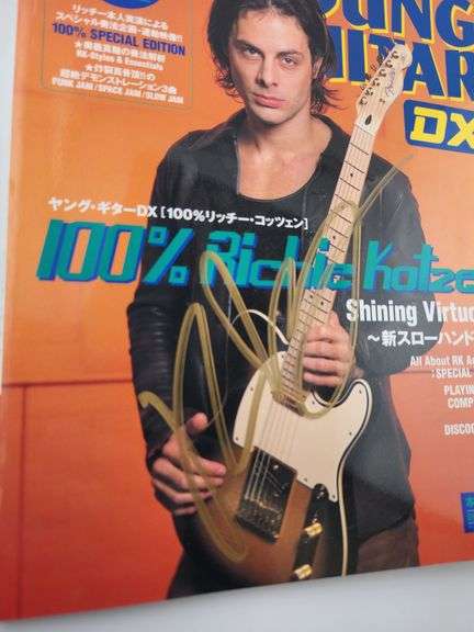 Young Guitar DX: 100% Richie Kotzen – Shining Virtuosity – Signed by Richie (May 1, 2003)