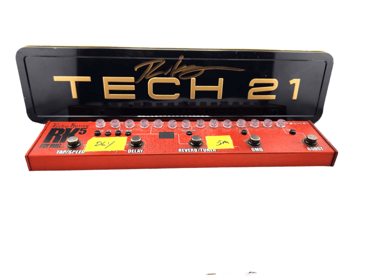 RICHIE KOTZEN’S PERSONALLY OWNED & USED TECH 21 RK5 V2 FLY RIG – SIGNED CASE + PHOTO INCLUDED