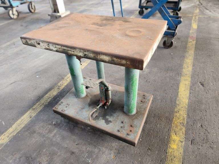 30” X 20” X 32” Metal Hydraulic Lift Work Stand