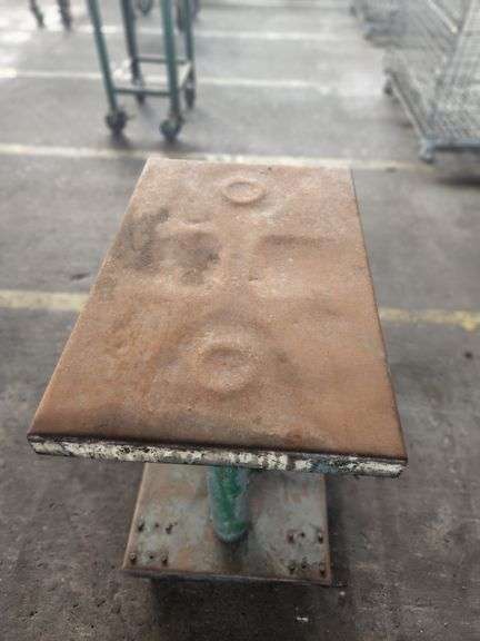 30” X 20” X 32” Metal Hydraulic Lift Work Stand