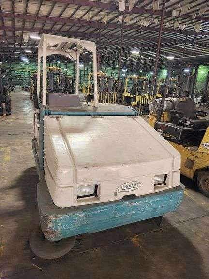 Tennant 355 PROPANE Industrial Ride-On Sweeper
