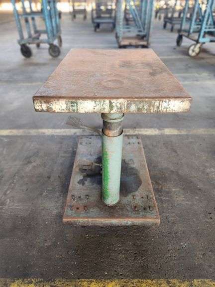 30” X 20” X 32” Metal Hydraulic Lift Work Stand