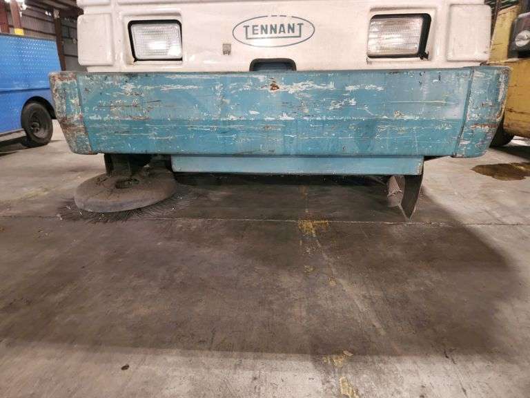 Tennant 355 PROPANE Industrial Ride-On Sweeper