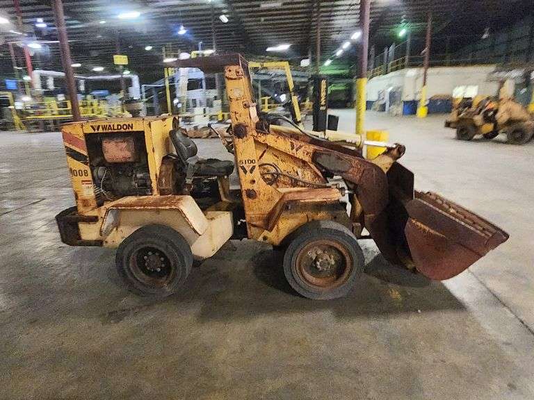 Waldon 5100 Loader – Runs, Lifts, Tilts, and Moves!