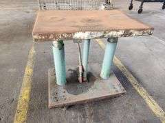30” X 20” X 32” Metal Hydraulic Lift Work Stand