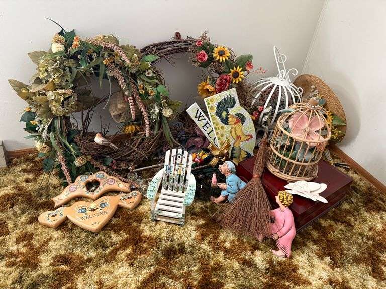 Assortment of decorative items