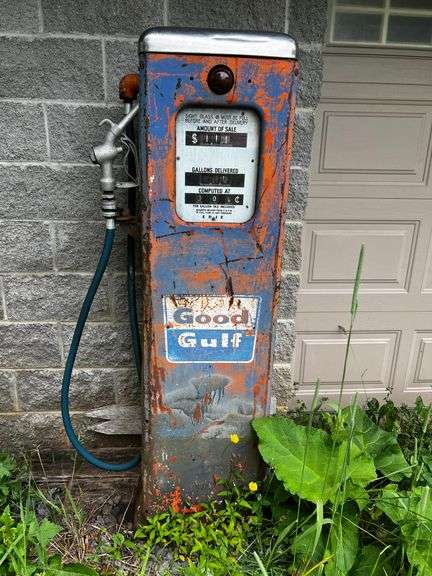 Vintage Gulf fuel pump