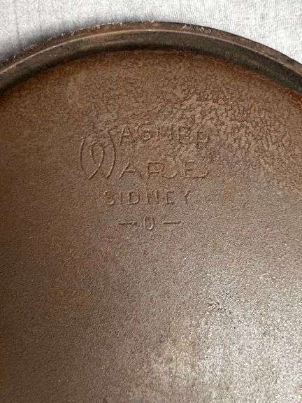 WagnerWare 1109 E cast iron griddle