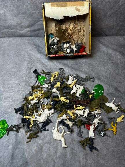 Assorted mini plastic toy soldiers