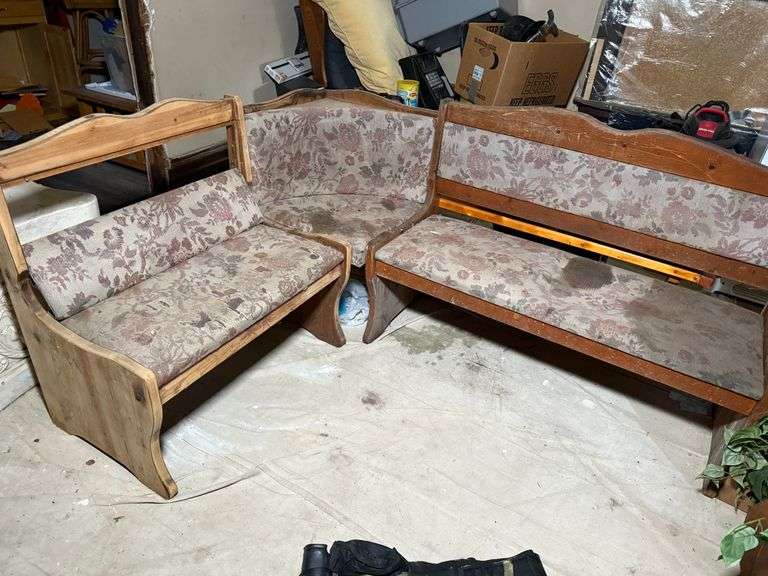 Corner sitting bench