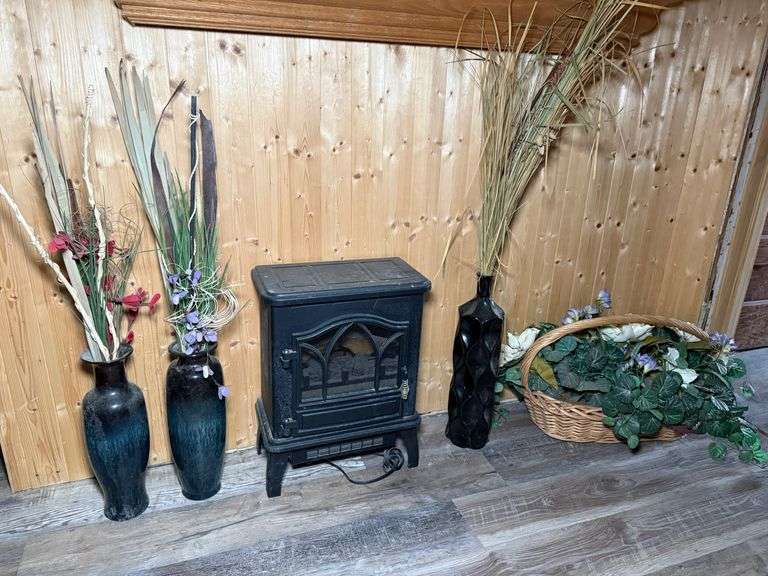 Small electric fire place and vases
