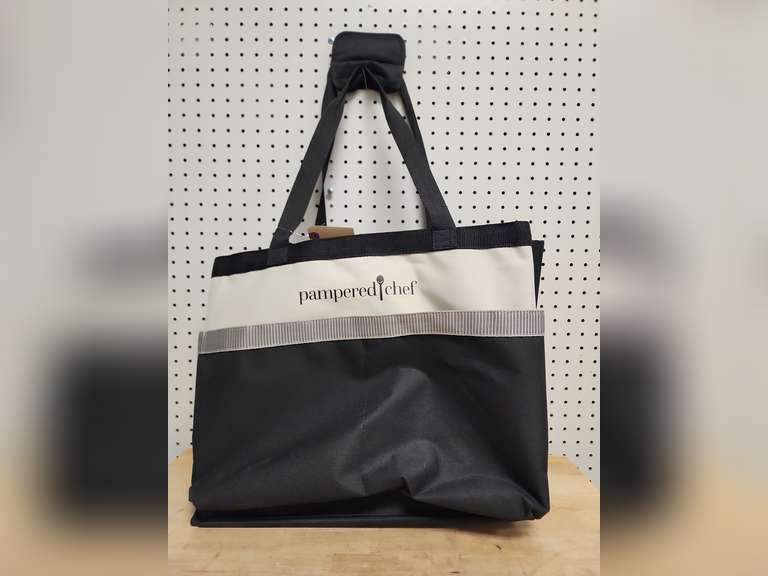 Pampered Chef tote Northern Kentucky Auction, LLC