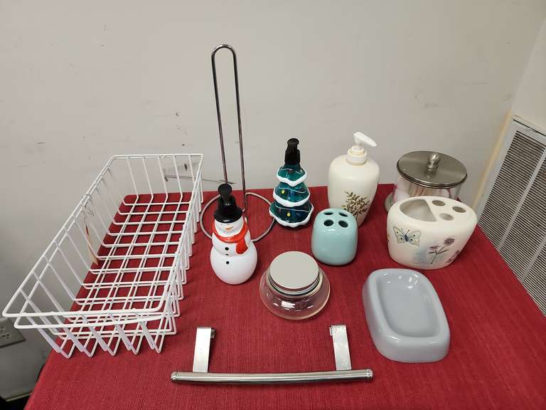 Assorted kitchen and bathroom accessories - Northern Kentucky Auction, LLC