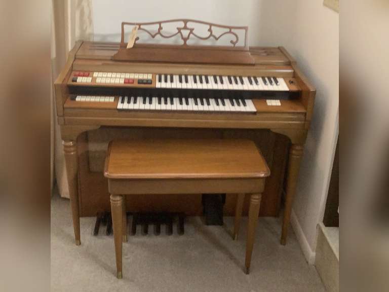 Wurlitzer Spinette model 4430 organ with bench, sheet music and owners manual. 34 3/4” x 44” x by 25”. Bench measures 22” x 27 1/2” x 14”. Worked when tested.