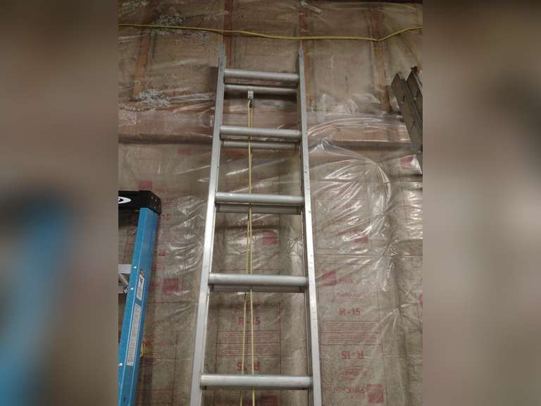 20' Aluminum extension ladder.