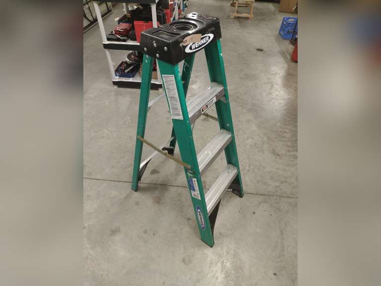 Werner 4' fiberglass step ladder.