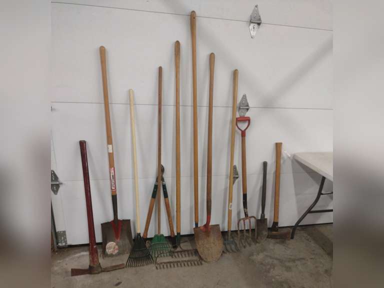 12 Hand gardening/lawn tools